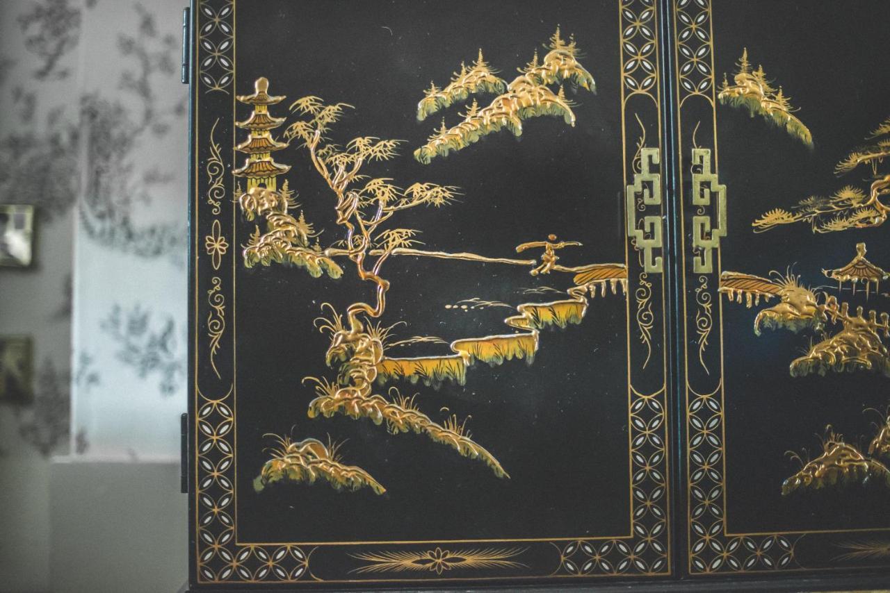 Jeakes House Bed and Breakfast Rye Eksteriør billede Detail of a lacquerware cabinet