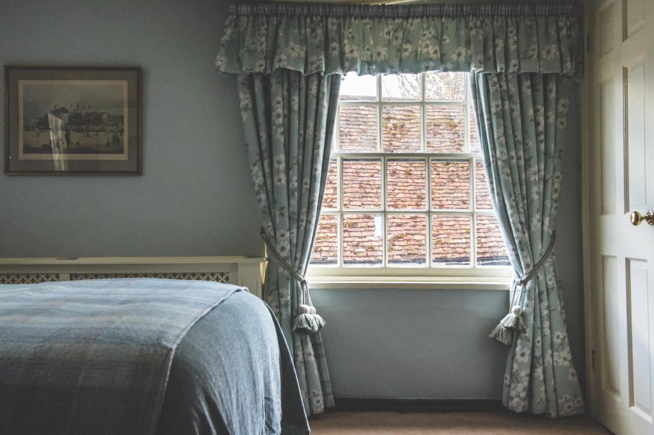 Jeakes House Bed and Breakfast Rye Eksteriør billede Curtains in a bedroom