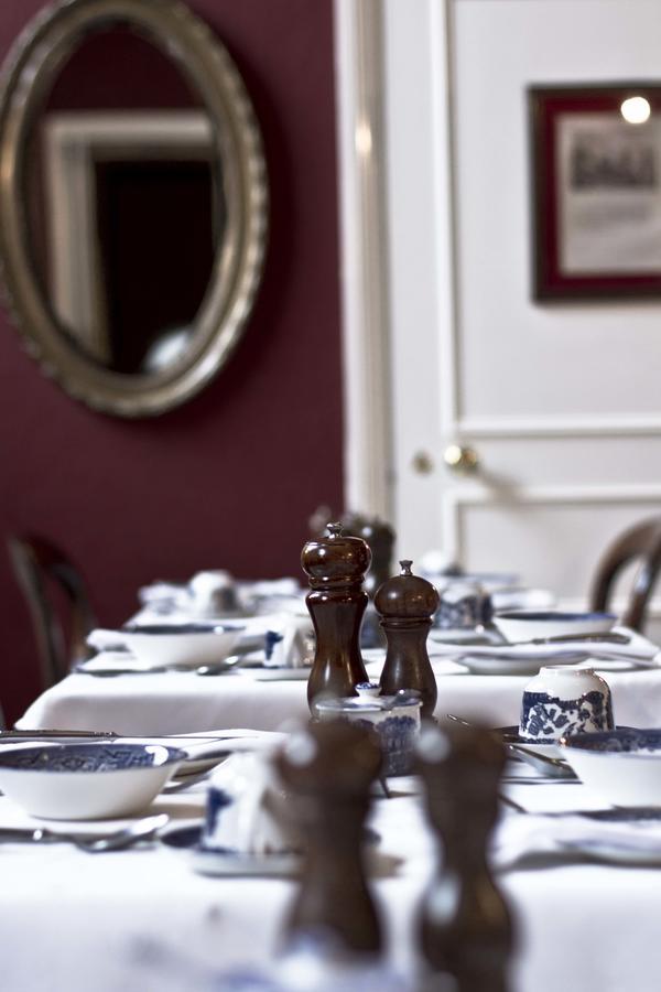 Jeakes House Bed and Breakfast Rye Eksteriør billede Salt and pepper shakers on a restaurant table