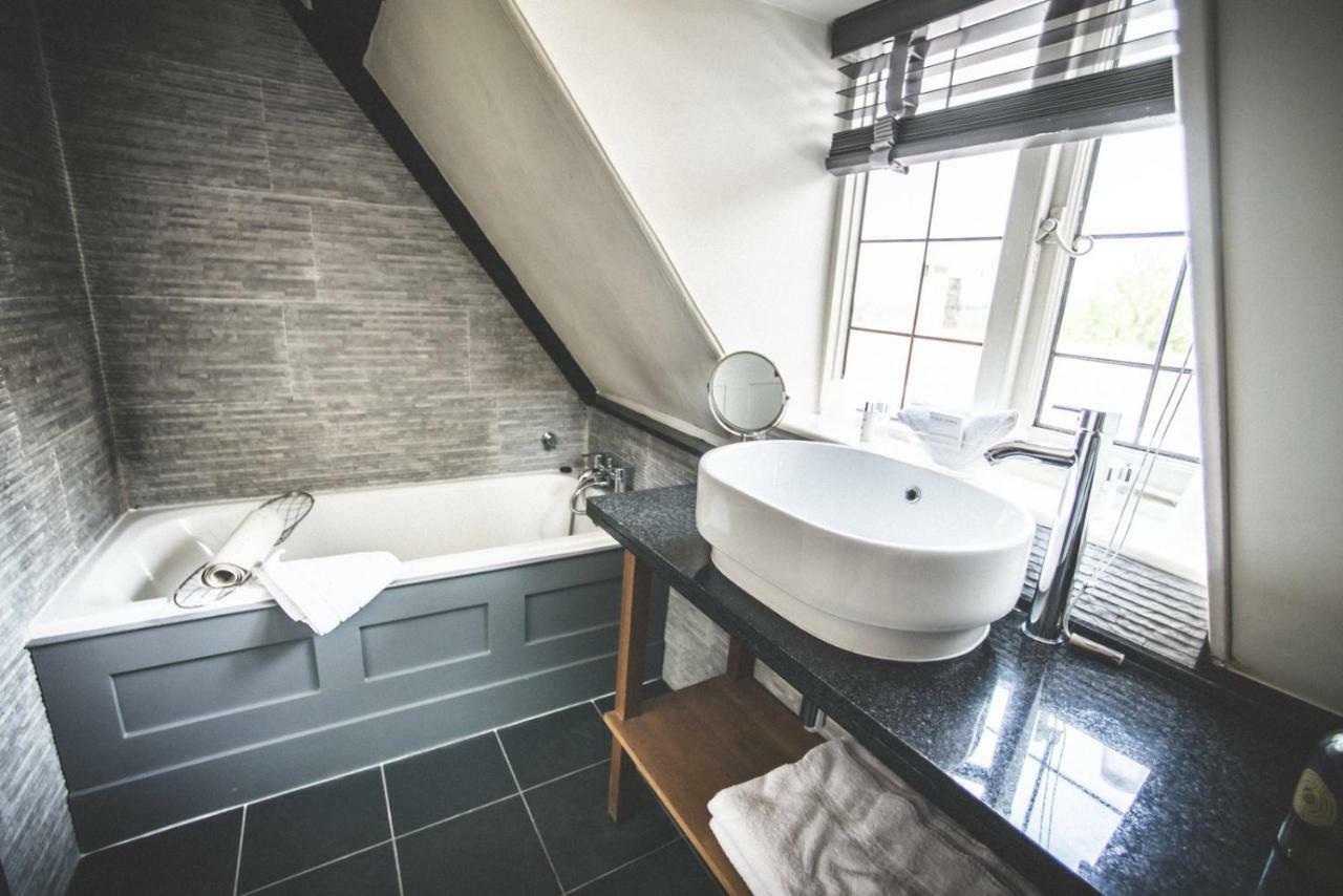 Jeakes House Bed and Breakfast Rye Eksteriør billede Bathroom at The Swan Hotel